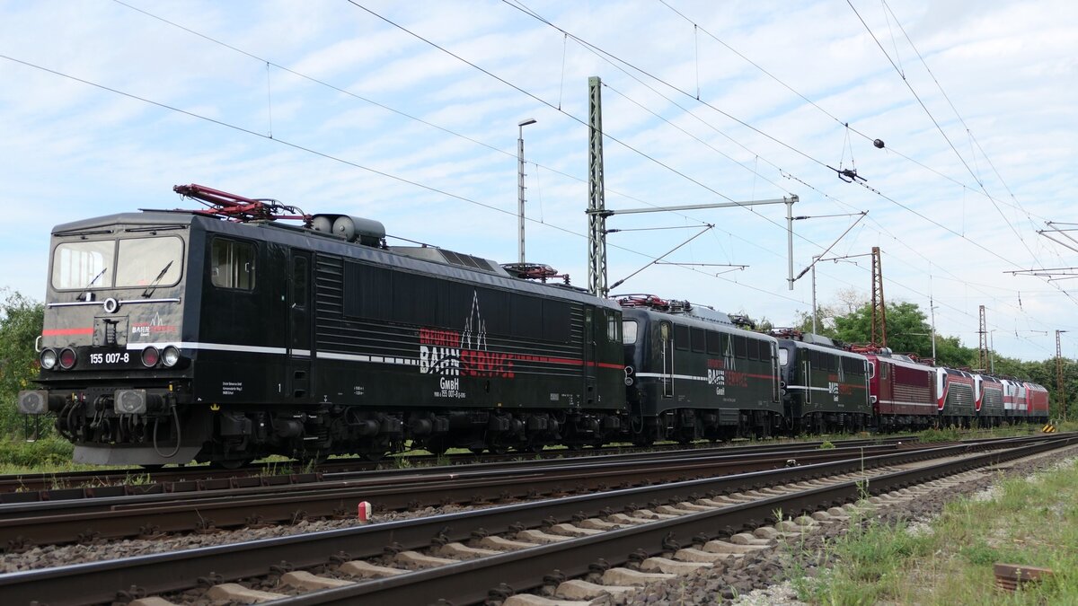 EBS 155 007-8, 140 789, 140 772, 250 195, 143 056, 143 124, 243 822, und 156 004 am 04.07.2024 abgestellt in Naumburg (S) Hbf. (Foto: Yves Landmann)