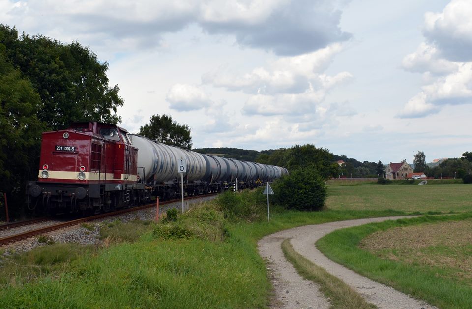EBS 201 001-5 als Wagenlok am Ende von einem Kesselwagenzug nach Karsdorf, am 23.08.2014 bei Ro�bach. (Foto: Wolfgang Gerstner)