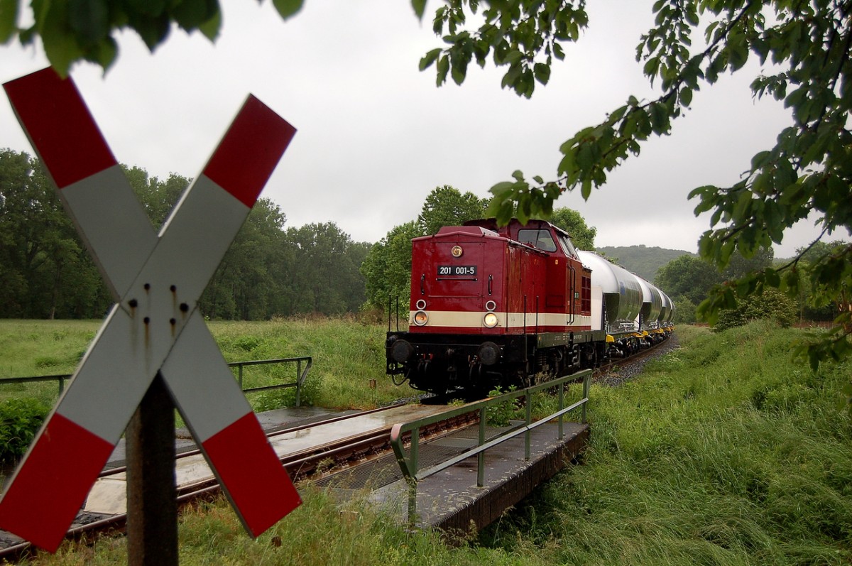 EBS 201 001-5 mit einem Kesselwagenzug nach Karsdorf, am 28.05.2014 in Balgstädt. (Foto: dampflok015)