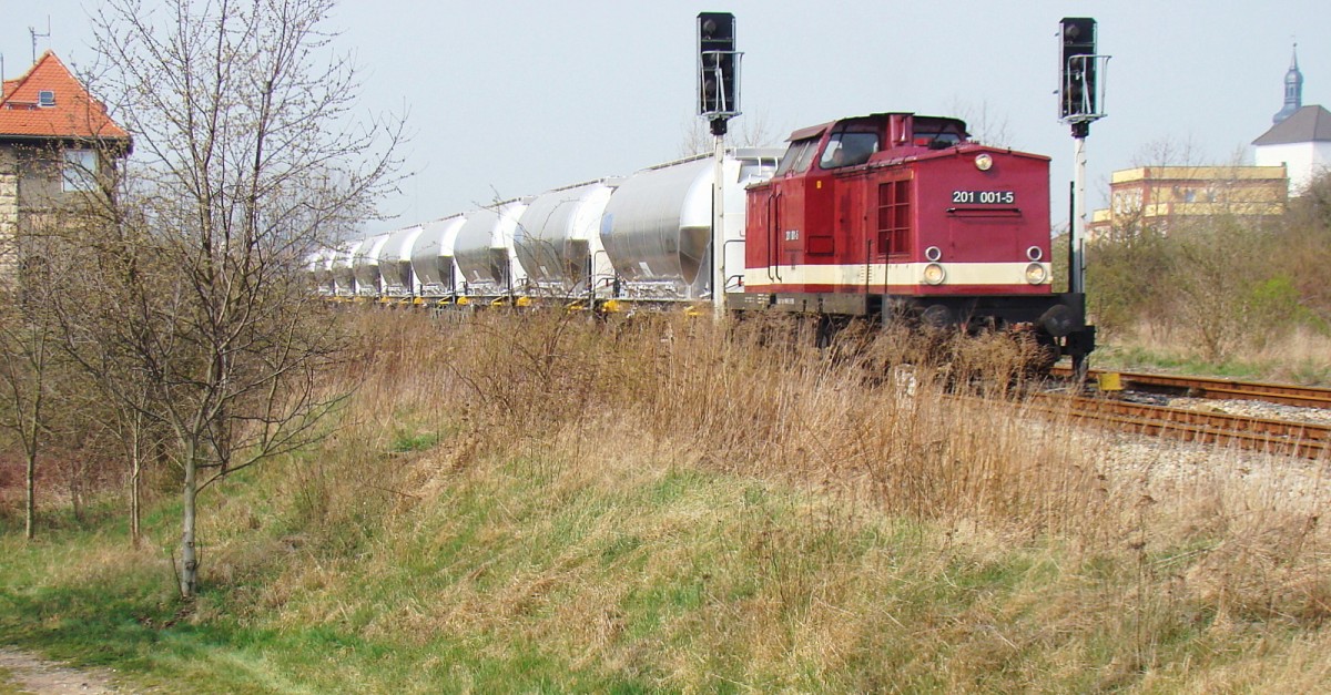 EBS 201 001-5 mit neuen Uacns Wagen auf der Fahrt von Karsdorf nach Leipzig, am 01.04.2014 bei der Durchfahrt in Laucha. (Foto: G�nther G�bel)