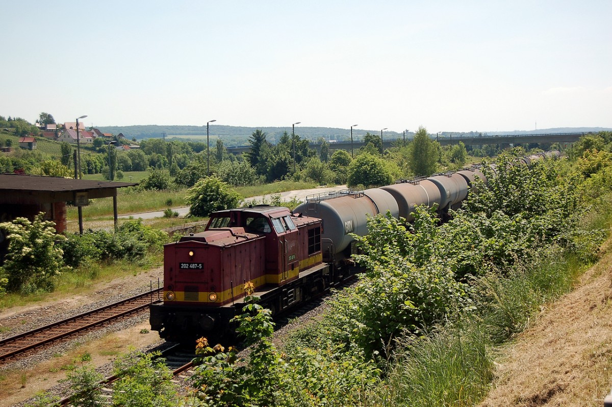 EBS 202 487-5 mit dem DGS 99751 von Gro�korbetha nach Karsdorf, am 22.05.2014 in Freyburg Bbf. (Foto: dampflok015)