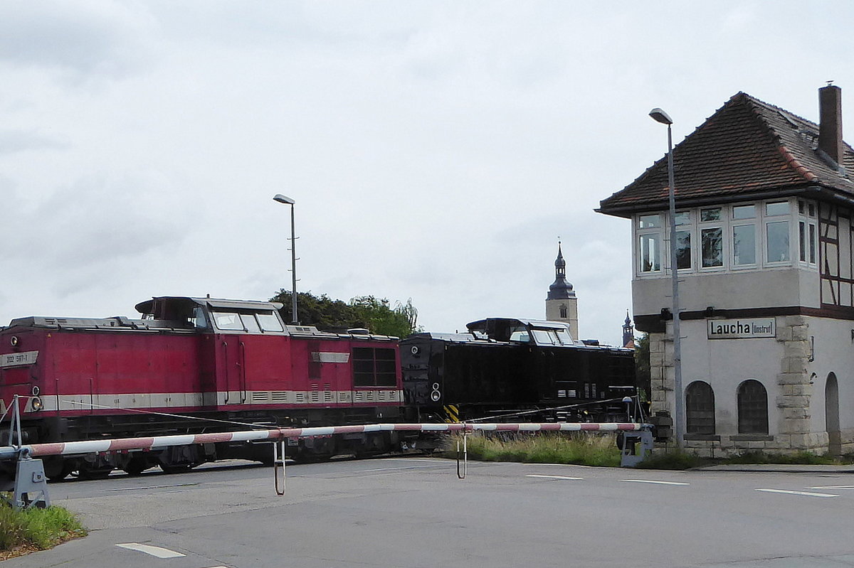 EBS 202 597 + 202 738 als Tfzf nach Karsdorf, am 10.08.2016 am Stellwerk Lw in Laucha. (Foto: Günther Göbel)