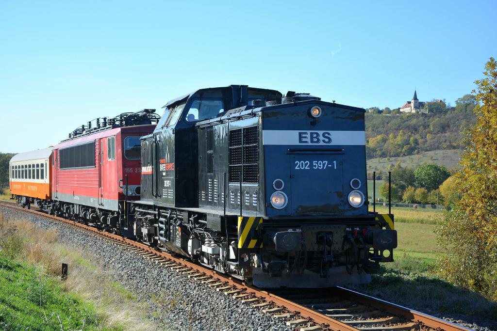 EBS 202 597-1 + 155 239-7 bringen am 12.10.2018 den EBS-Mitropawagen bei Balgstädt nach  Naumburg Hbf. (Foto: dampflok015)