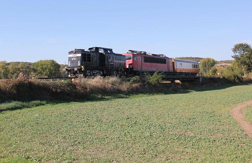 EBS 202 597-1 + 155 239-7 bringen am 12.10.2018 den EBS-Mitropawagen nach Naumburg Hbf, der dort in einen PRESS-Sonderzug eingereiht wird. Hier ist der Zug bei Roßbach unterwegs. (Foto: Wolfgang Krolop)