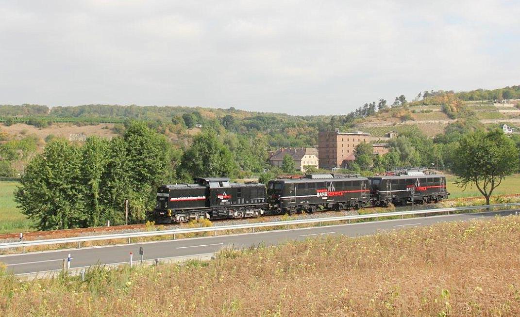 EBS 202 597-1 brachte am 20.08.2018 die beiden EBS E-Loks 140 772-2 + 140 789-9 von Naumburg Hbf nach Karsdorf. Hier ist der Lokzug bei Balgstädt unterwegs. (Foto: Wolfgang Krolop)