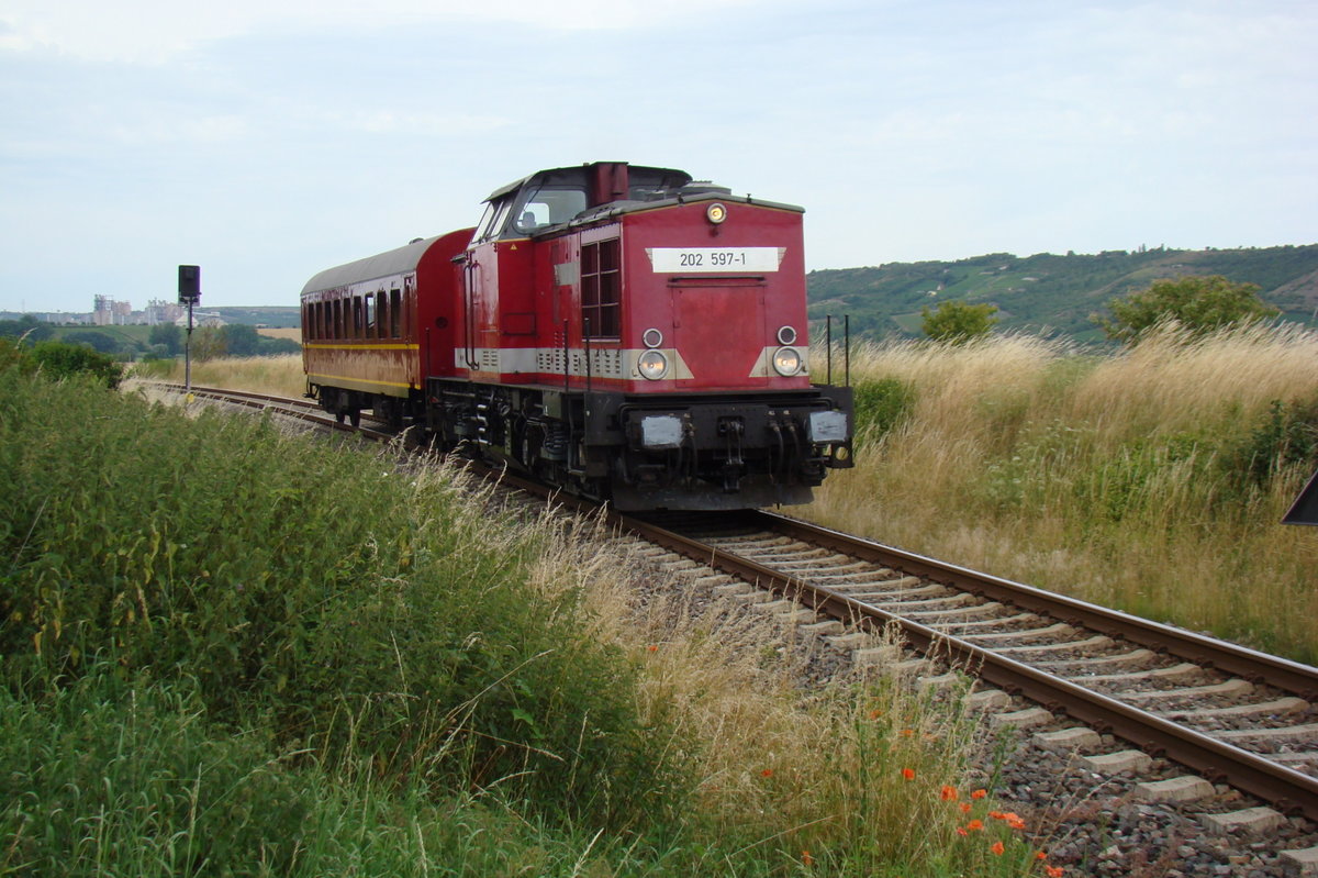 EBS 202 597-1 mit einem frisch lackierten Mitropa-Wagen in Richtung Naumburg, am 08.07.2016 bei Laucha. (Foto: Günther Göbel).