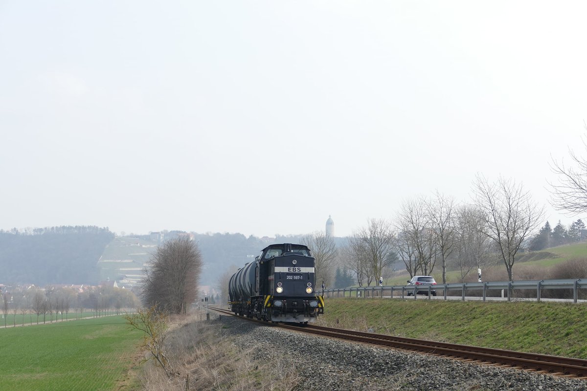 EBS 202 597 mit drei Kesselwagen nach Karsdorf, am 26.03.2021 bei Balgstädt. (Foto: Wolfgang Krolop)