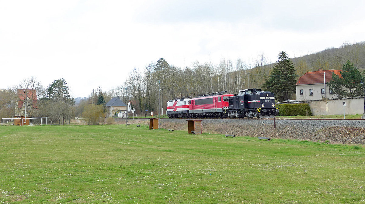 EBS 202 597 mit FWK 155 119 und EBS 243 822 auf �berf�hrungsfahrt Richtung Karsdorf, am 08.04.2021 in Balgst�dt. (Foto: Wolfgang Krolop)