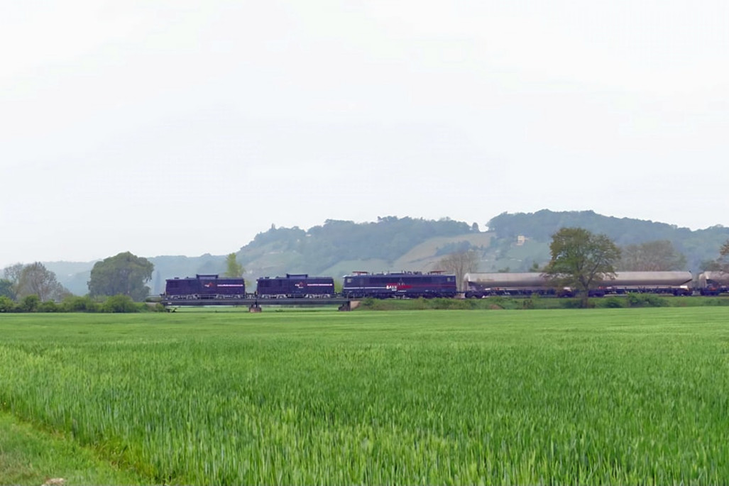 EBS 202 738 + 202 497 und 155 007 mit dem DGS 95390 von Karsdorf nach Spreewitz, am 06.05.2024 auf der Unstrutbahn bei Roßbach. Hier werden leere Kohlestaubwagen zurück in die Lausitz gefahren. Die Ellok übernimmt ab Naumburg (S) Hbf die Traktion. (Foto: Wolfgang Krolop)