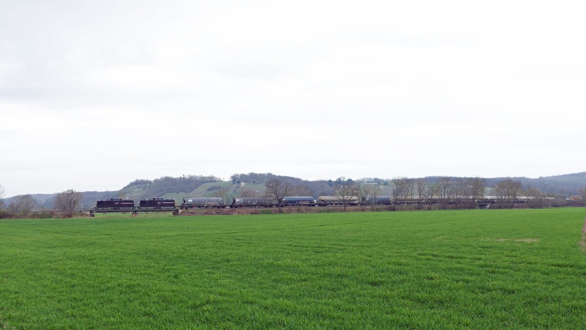 EBS 202 738-1 + 202 597-1 mit leeren Kohlestaubwagen von Karsdorf in die Lausitz, am 22.03.2024 bei Roßbach. (Foto: Wolfgang Krolop)