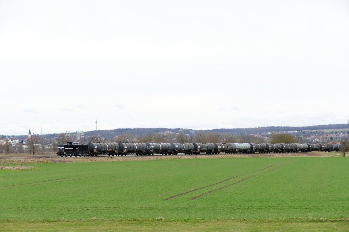 EBS 202 738-1 mit einem Kesselzug nach Karsdorf, am 23.02.2024 bei Kleinjena. (Wolfgang Krolop)