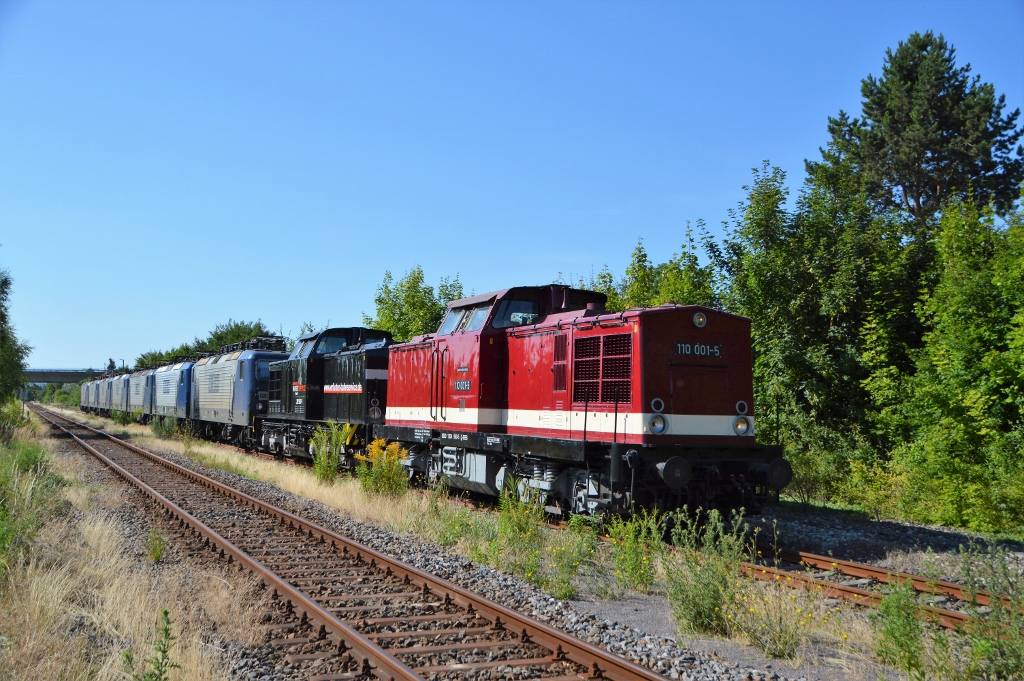 EBS 204 900-5 + 202 597-1 brachten am 19.07.2018 sieben Lokomotiven der Baureihe 143 von RBH (Tochterunternehmen von DB Cargo) nach Karsdorf und warten im ehem. Bahnhof von Freyburg die �berholung der Burgenlandbahn ab. Die Nummern der RBH Maschinen: 143 305-1 + 143 059-4 + 143 571-8 + 143 040-4 + 143 028-9 + 143 941-3 + 143 916-5.

