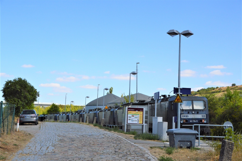 EBS 204 900-5 + 202 597-1 brachten am 19.07.2018 sieben Lokomotiven der Baureihe 143 von RBH nach Karsdorf. Die Nummern der RBH Maschinen: 143 305-1 + 143 059-4 + 143 571-8 + 143 040-4 + 143 028-9 + 143 941-3 + 143 916-5.
Die beiden EBS-Lokomotiven haben die betagten Hennigsdorferinnen in Naumburg Hbf �bernommen. Als Rangierfahrt ging es anschlie�end in Richtung Zementwerk.