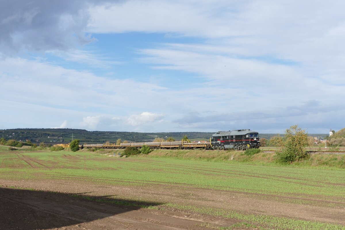 EBS 232 083-6 mit Altschwellen und Umbauzug vom Bahnhof Vitzenburg nach Merseburg, am 14.10.2023 auf der Unstrutbahn bei Kleinjena. (Foto: Wolfgang Krolop)