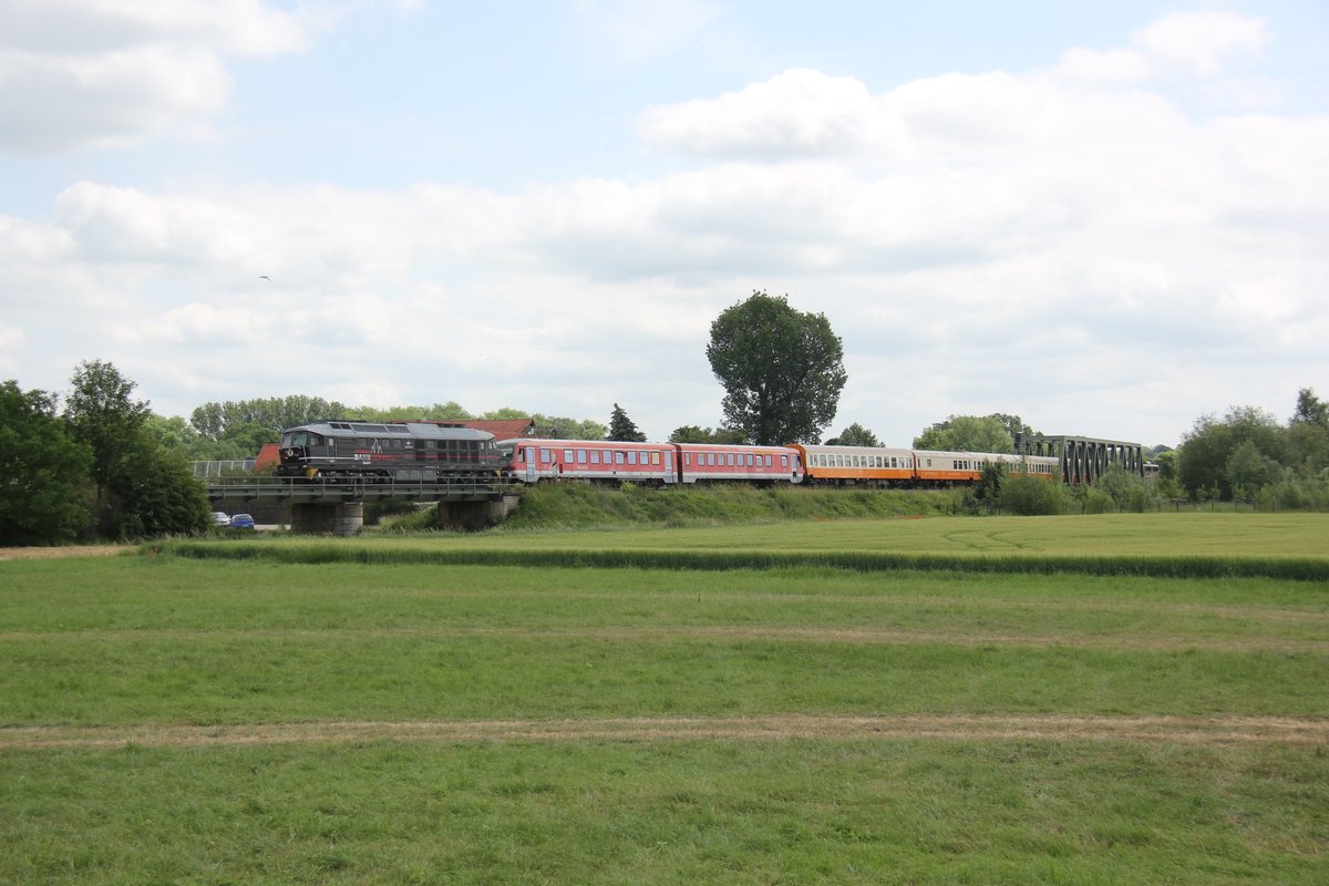 EBS 232 083 brachte am 11.06.2019 einen 628er und die Städteexpresswagen nach Karsdorf. Am Zugschluss lief noch die EBS 140 815 mit. Wolfgang Krolop fotografiert bei Roßbach.