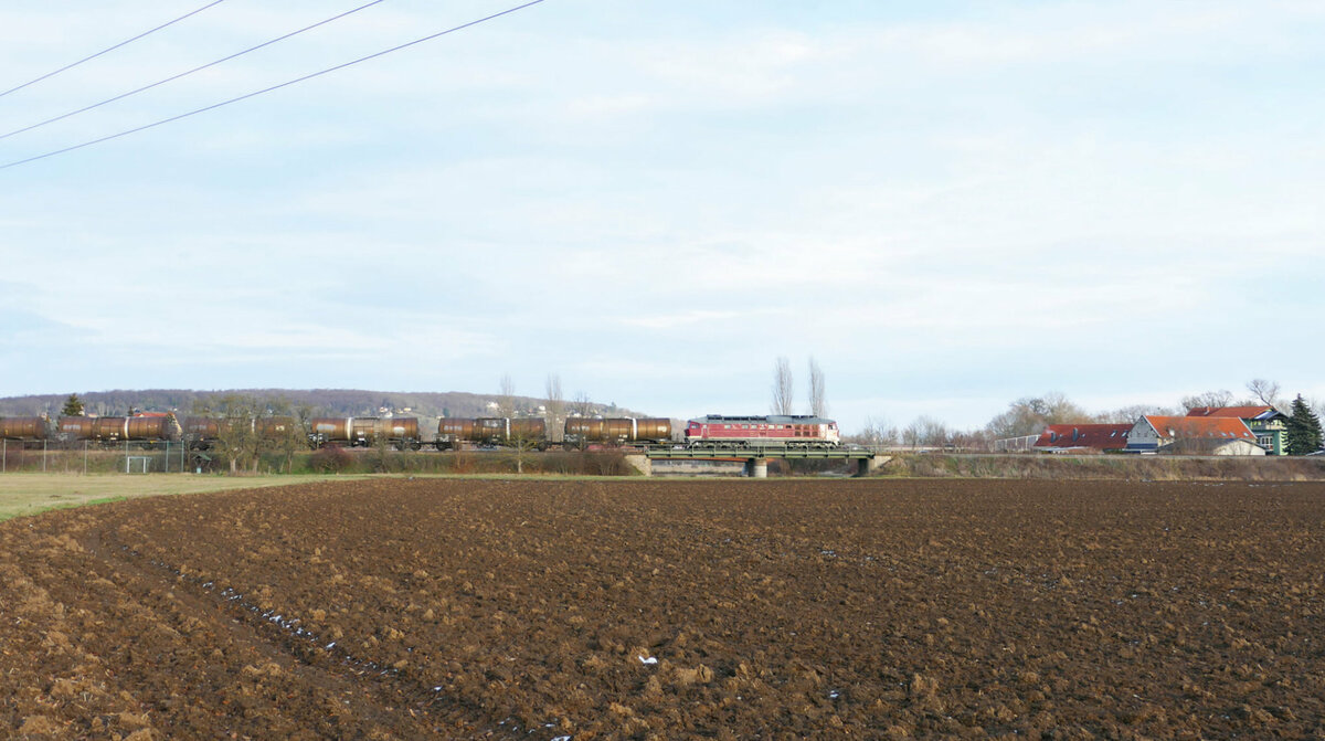 EBS 232 239-4 mit Kesselwagen Richtung Naumburg, am 11.01.2021 in Roßbach. (Foto: Wolfgang Krolop)
