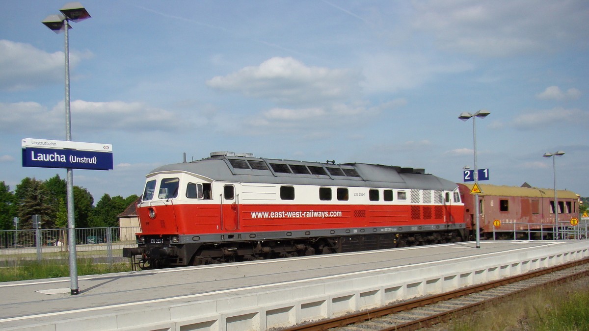 EBS 232 293-1 mit einem Mitropawagen auf der Fahrt ins Fahrzeugwerk nach Karsdorf, am 22.05.2015 in Laucha. (Foto: G�nther G�bel)