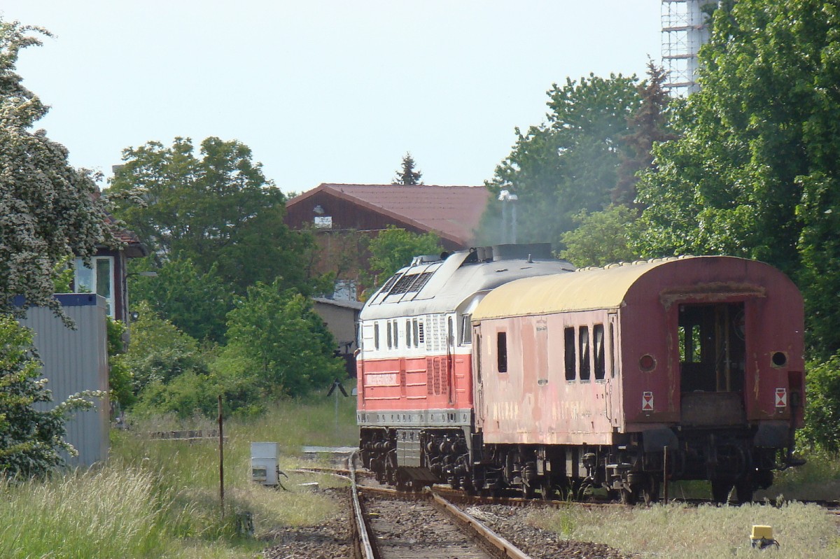 EBS 232 293-1 mit einem Mitropawagen auf der Fahrt ins Fahrzeugwerk nach Karsdorf, am 22.05.2015 in Laucha. (Foto: Günther Göbel)