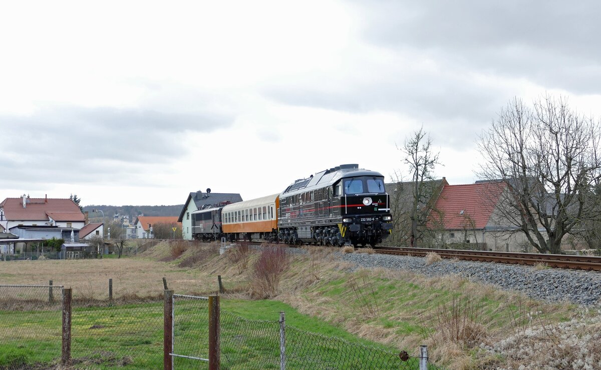 EBS 232 592-6 mit einer �berf�hrung von Naumburg (S) Hbf nach Karsdorf, am 21.02.2024 auf der Unstrutbahn in Ro�bach. (Foto: Wolfgang Krolop)