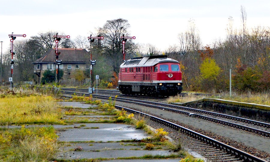 EBS 232 690 rangiert in Zeitz. Die Maschine kam aus Bioethanolwerk und rangierte via Rbf und Pbf an die DB Tankstelle. Im Bild die Fahrt von der Tankstelle in die Abstellung auf Gleis 3, am 26.11.2019.