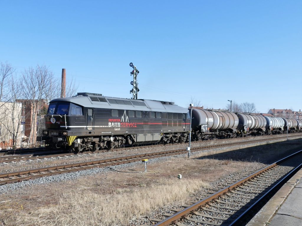 EBS 241 353 mit einem Bioethanol-Kesselwagenzug von Zeitz Gbf nach Erfurt und von dort dann weiter mit E-Traktion nach Karlsruhe, am 13.03.2022 in Zeitz Pbf.
