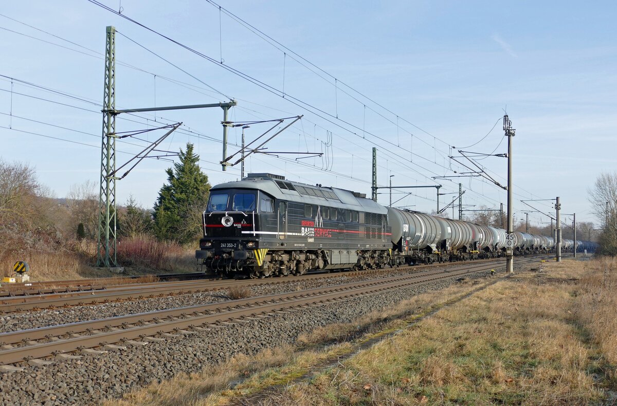 EBS 241 353 mit Kesselwagen aus Zeitz, am 17.01.2026 bei der Einfahrt in Naumburg (S) Hbf. (Foto: Wolfgang Krolop)