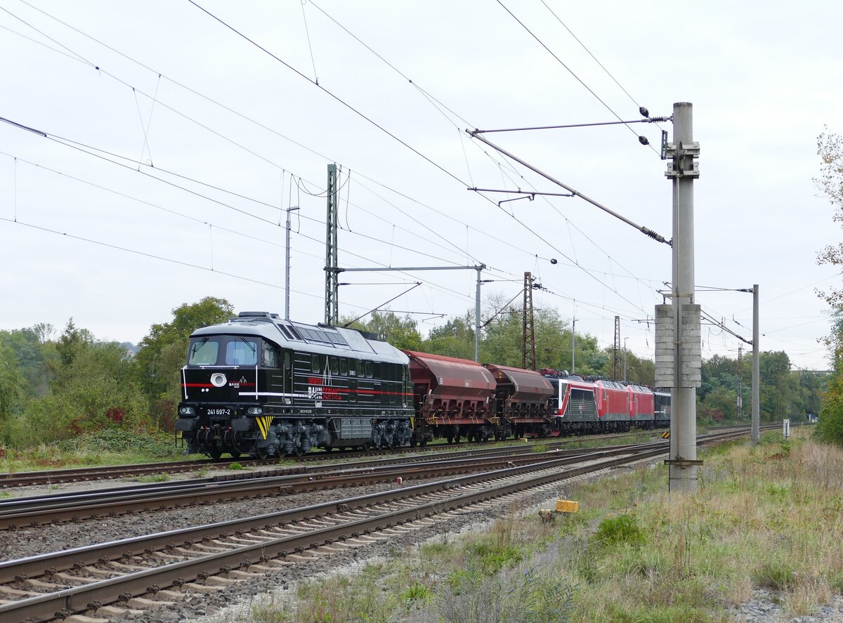 EBS 241 697-2 mit zwei Getreidewagen am 06.10.2024 in der Abstellung in Naumburg (S) Hbf. (Foto: Wolfgang Krolop)