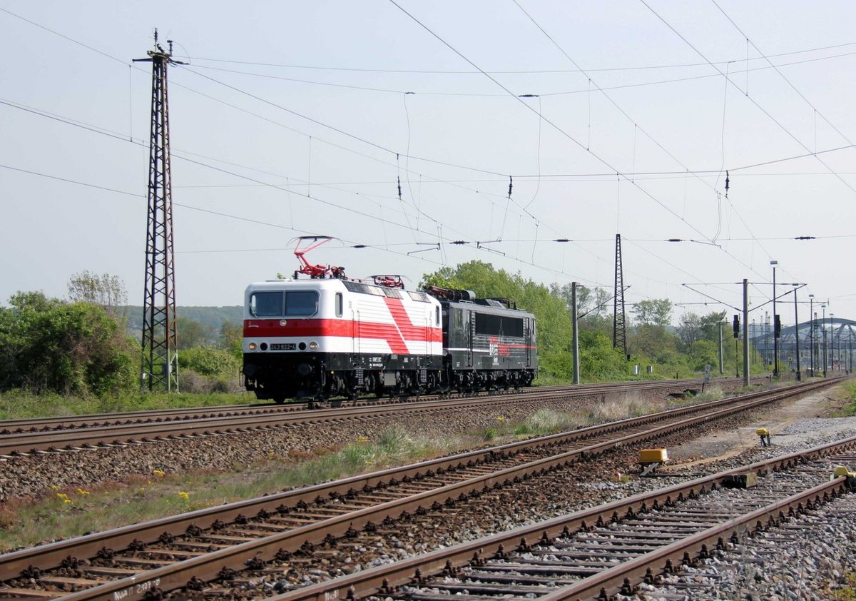 EBS 243 822 + 155 007 waren am 08.05.2019 in Naumburg Hbf unterwegs nach Neuhof bei Fulda. (Foto: Wolfgang Krolop)