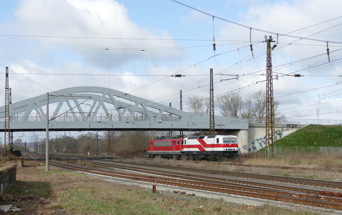 EBS 243 822 + FWK 155 119 auf am 08.04.2021 in Naumburg Hbf auf Überführungsfahrt von Kassel Hbf nach Karsdorf. Ab hier übernahm die EBS 202 597 die Traktion. (Foto: Wolfgang Krolop)