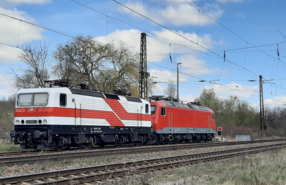EBS 243 822-4 und FWK 156 002-8 pausieren am 16.04.2022 in Naumburg Hbf.