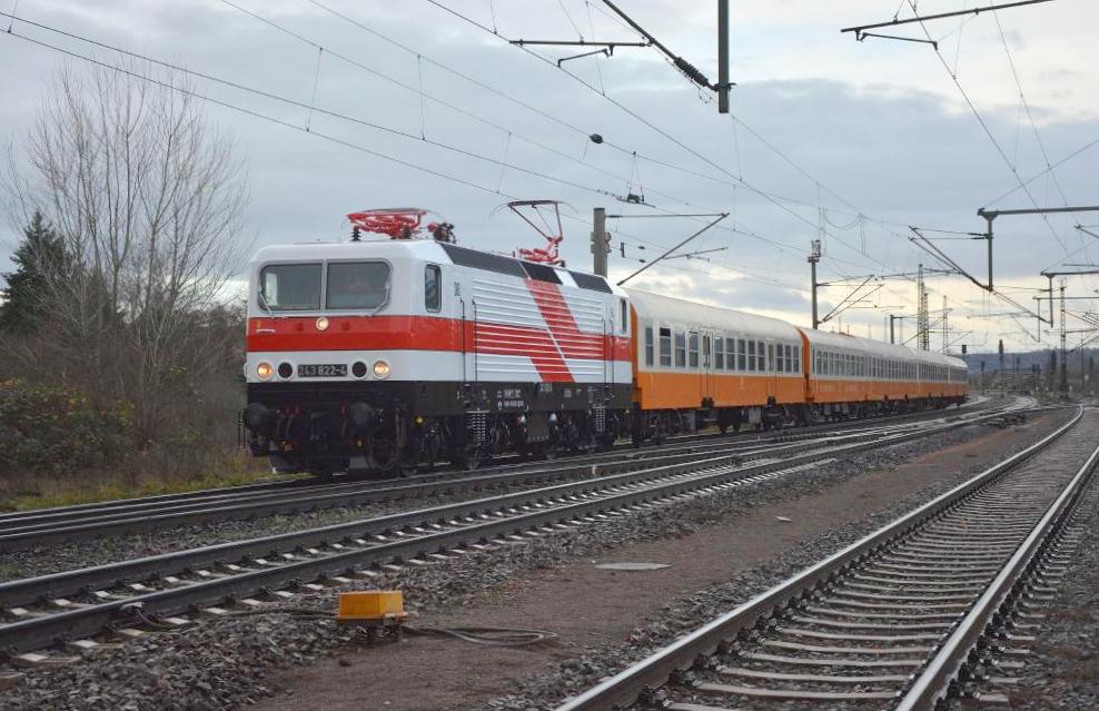 EBS 243 822-4, neu lackiert im Stil der  Wei�en Lady , mit dem DPE 83278 von Erfurt Hbf nach Dresden Hbf, am 09.12.2018 in Naumburg Hbf. Der Adventssonderzug verkehrte zum Dresdner Striezelmarkt. (Foto: dampflok015)
