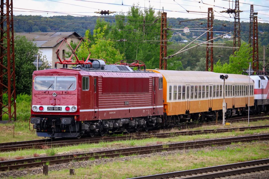 EBS 250 195 und 243 822 mit einem leeren Sonderzug aus Erfurt Hbf, am 12.06.2024 in Naumburg (S) Hbf. Zuvor brachte der Sonderzug eine Schulklasse von Erfurt Hbf nach Jena-Göschwitz. Die Klasse besuchte anschließend das Planetarium. (Foto: https://www.instagram.com/zugwelt_naumburg/)