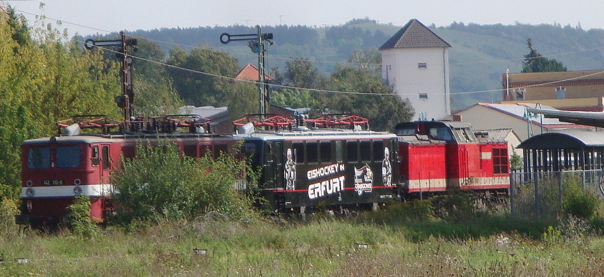 EBS 2xx xxx + 142 145-2 + 142 110-6 als Lokzug von Karsdorf in Richtung Naumburg, am 18.09.2014 bei der Durchfahrt in Laucha. (Foto: Günther Göbel)