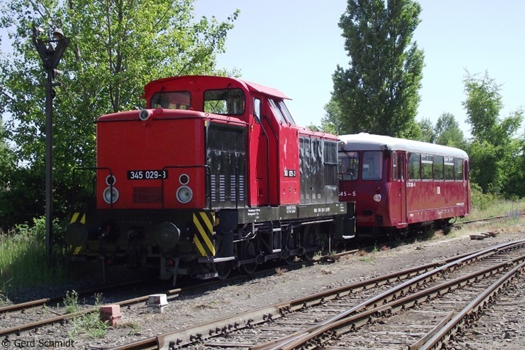 EBS 345 029-3 + 772 345-5 am 02.07.2015 in Karsdorf. (Foto: Gert Schmidt)