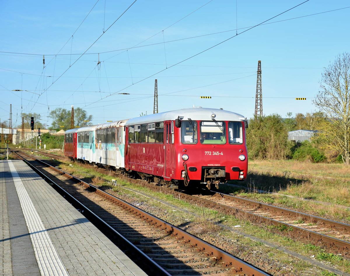 EBS 772 345-4 + xxx + 971 646 + UP 772 149-1 unterwegs von Karsdorf nach Gera Hbf, am 11.04.2024 in Naumburg (S) Hbf. (Foto: Maik Köhler)