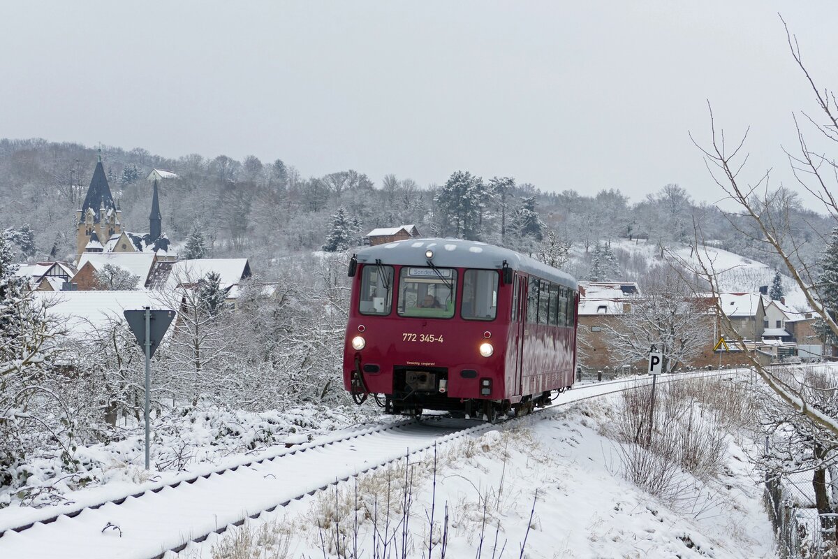 EBS 772 345-4 als Sonderfahrt nach Großheringen, am 18.01.2024 in Roßbach. Durch den noch andauernden SEV war das Gleis der Unstrutbahn noch mit Schnee bedeckt.