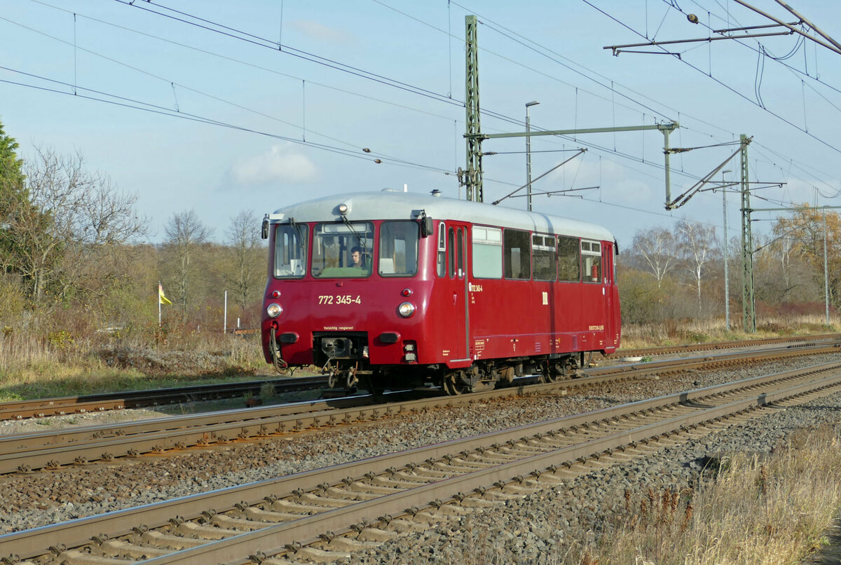 EBS 772 345-4 am 18.11.2021 in Naumburg Hbf, unterwegs in Richtung Karsdorf. (Foto: Wolfgang Krolop)