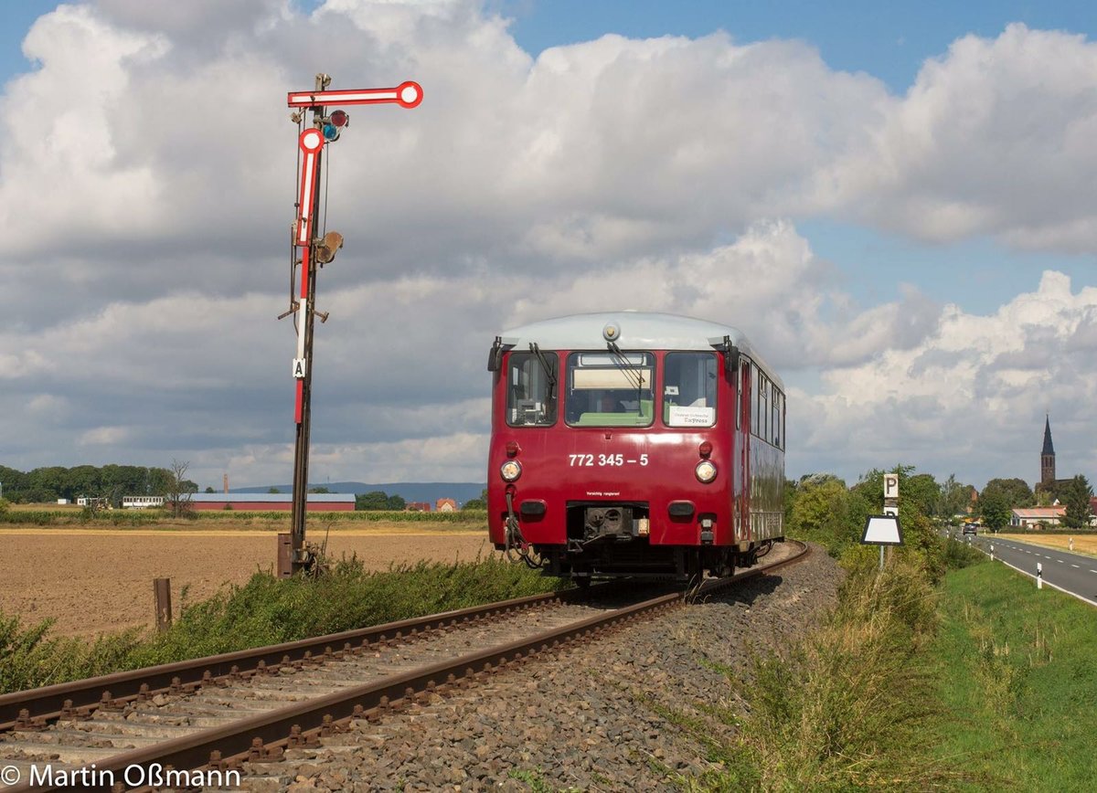 EBS 772 345-5 als 13.  Unstrut-Schrecke-Express  DPE 25502 von Erfurt Hbf nach Ro�leben, am 21.08.2016 bei Gehofen. (Foto: Martin O�mann)