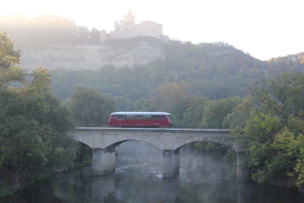 EBS 772 345-5 als 6.  Unstrut-Schrecke-Express  DPE 25790 von Naumburg Hbf nach Erfurt Hbf und weiter nach Ro�leben, am 03.10.2013 unterhalb der Rudelsburg bei Bad K�sen. (Foto: Wolfgang Krolop)