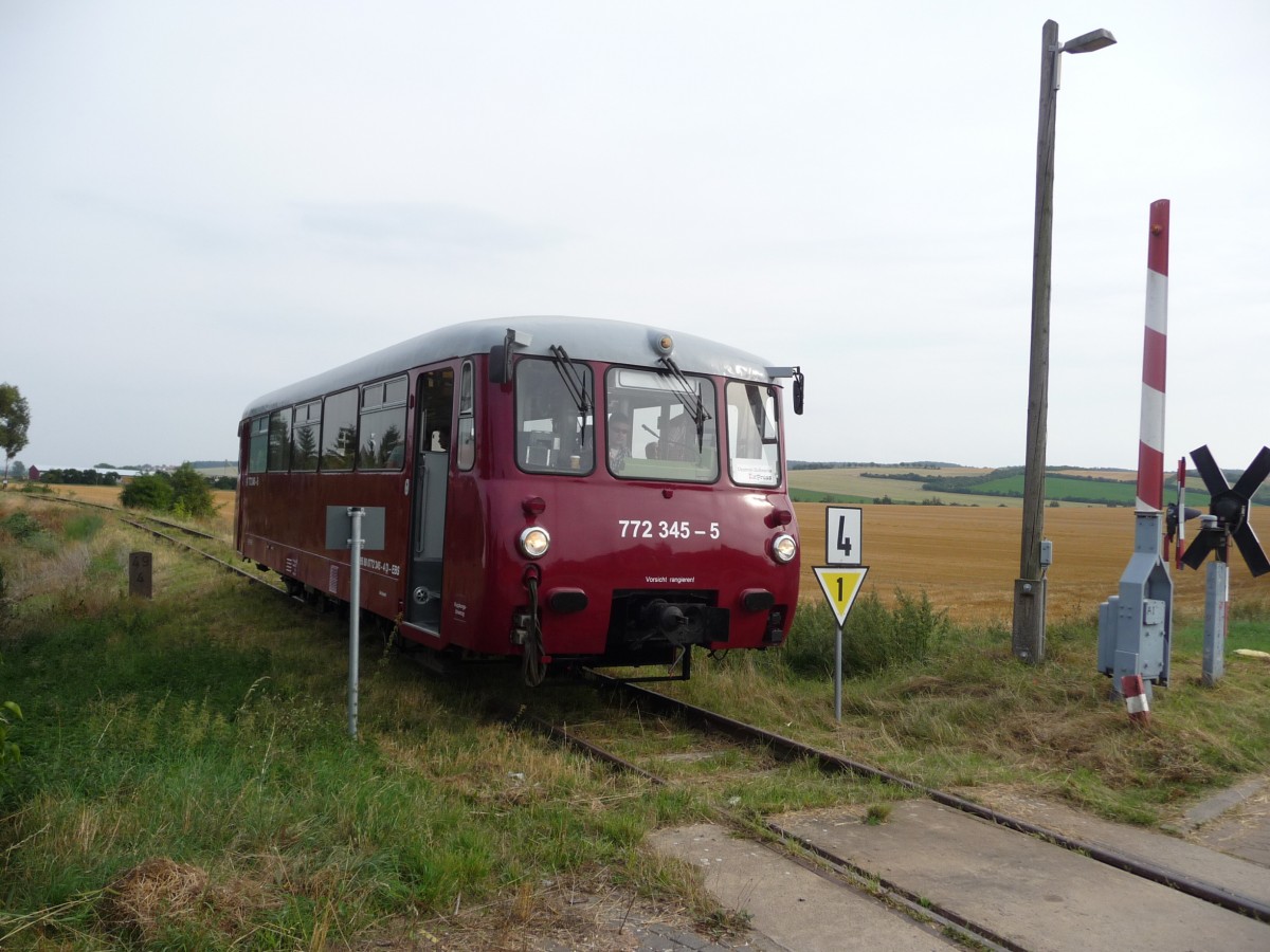 EBS 772 345-5 als DbZ 91408  Unstrut-Schrecke-Express  auf der R�ckfahrt von Ro�leben nach Erfurt, am 24.08.2013 an einem Bahn�bergang bei Nausitz. (Foto: Christian Kirchner)