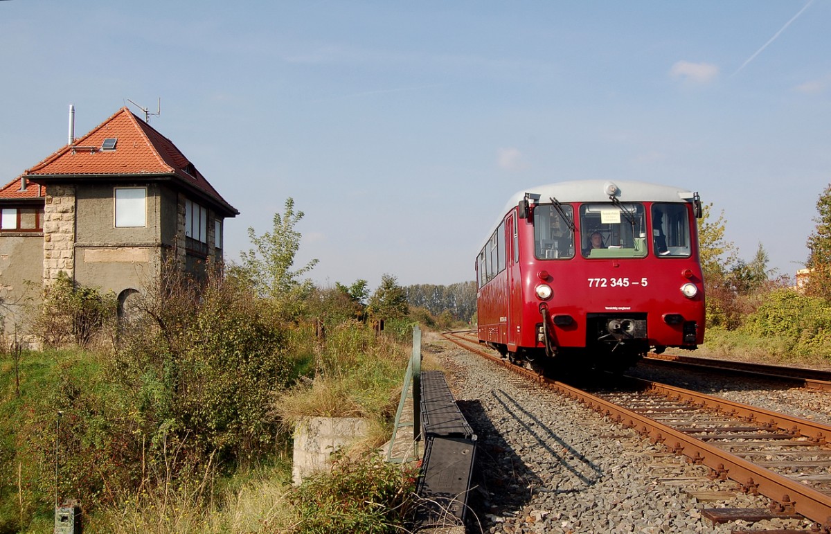EBS 772 345-5 als DPE 81084 nach Naumburg Hbf, am 05.10.2014 bei der Ausfahrt in Laucha. Das Ferkeltaxi pendelte zum 9. Unstrutbahnfest zwischen Laucha und Naumburg. (Foto: dampflok015)