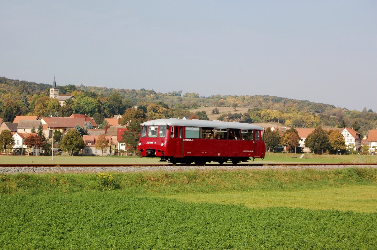 EBS 772 345-5 als DPE 81084 von Laucha nach Naumburg Hbf, am 05.10.2014 bei Kleinjena. Das Ferkeltaxi pendelte zum 9. Unstrutbahnfest zwischen Laucha und Naumburg. (Foto: dampflok015)
