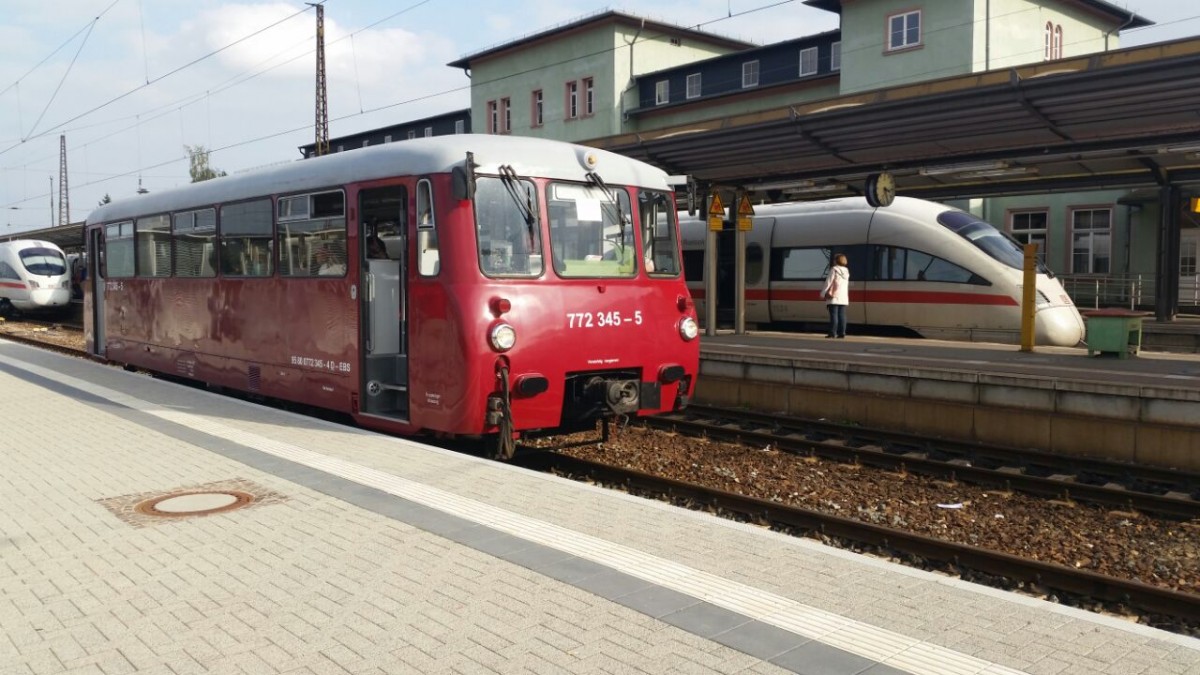 EBS 772 345-5 als DPE 81091 nach Laucha, am 05.10.2014 in Naumburg Hbf. Das Ferkeltaxi pendelte zum 9. Unstrutbahnfest zwischen Laucha und Naumburg. (Foto: Karolin Thomas)