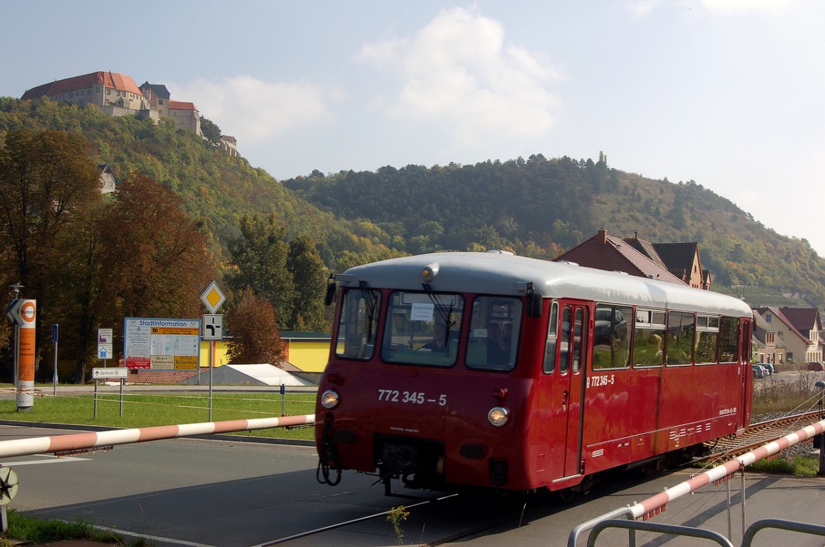 EBS 772 345-5 als DPE 81085 von Naumburg Hbf nach Laucha, am 05.10.2014 am Haltepunkt in Freyburg. (Foto: dampflok015)