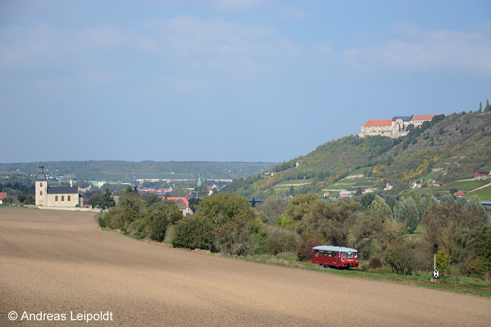 EBS 772 345-5 als DPE 81087 von Naumburg Hbf nach Laucha, am 05.10.2014 bei Nißmitz. (Foto: Andreas Leipoldt)