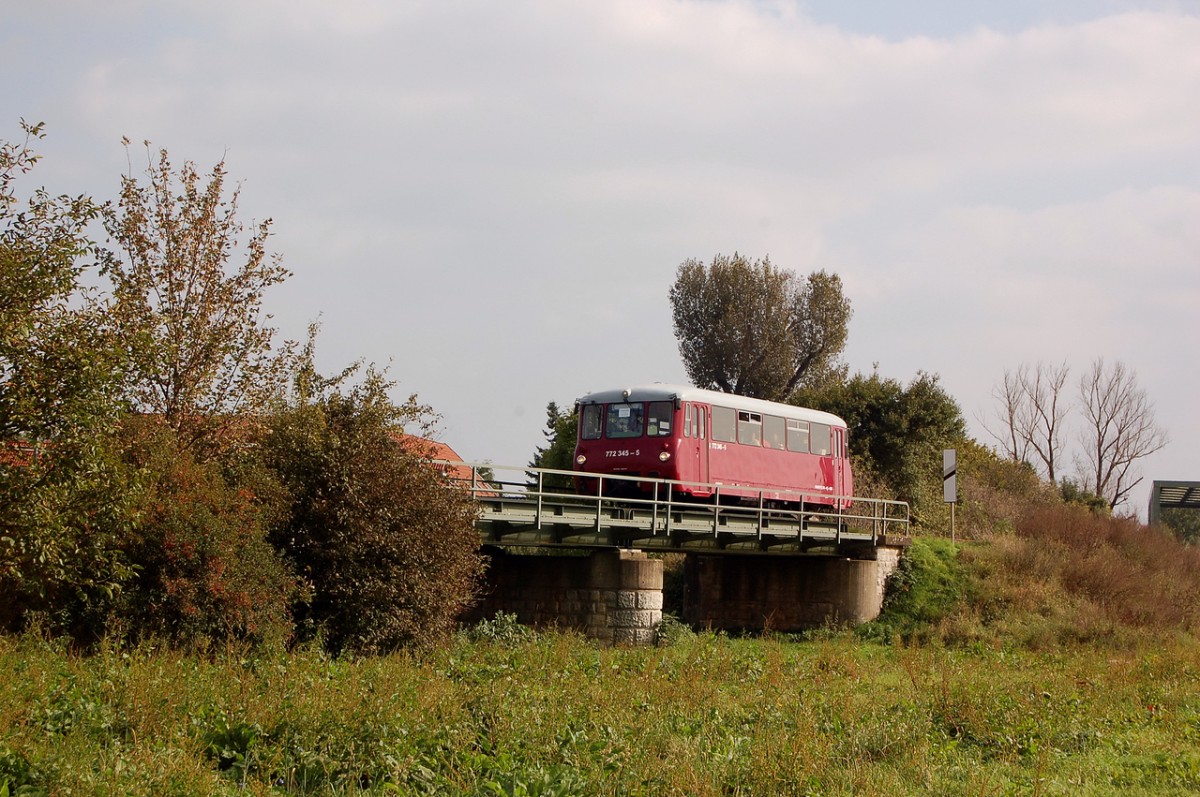 EBS 772 345-5 als DPE 81089 von Naumburg Hbf nach Laucha, am 05.10.2014 in Roßbach. (Foto: Dampflok015)