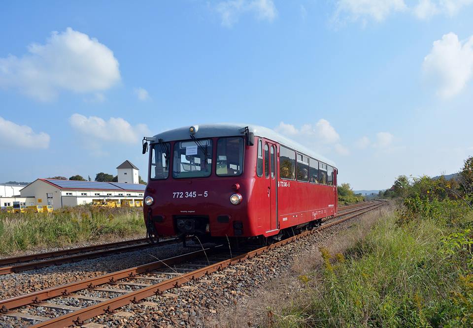 EBS 772 345-5 als Sonderzug aus Naumburg Hbf, am 05.10.2014 in Laucha. Das Ferkeltaxi wegen dem 9. Unstrutbahnfest zwischen Laucha und Naumburg Hbf. (Foto: Wolfgang Gerstner)