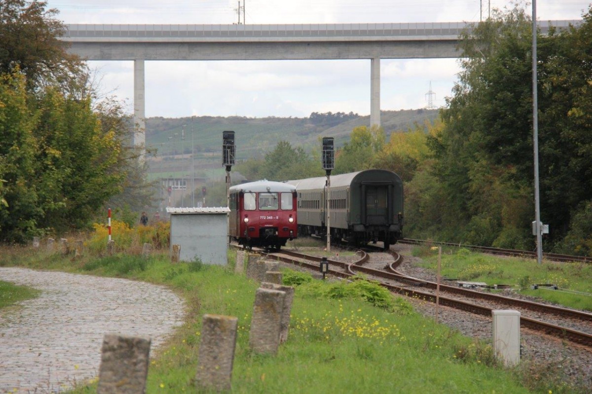 EBS 772 345-5 als Sonderzug nach Freyburg, am 27.09.2015 bei der Bereitstellung in Karsdorf. Anlass war das Finnebahnfest in Laucha. (Foto: Wolfgang Krolop)