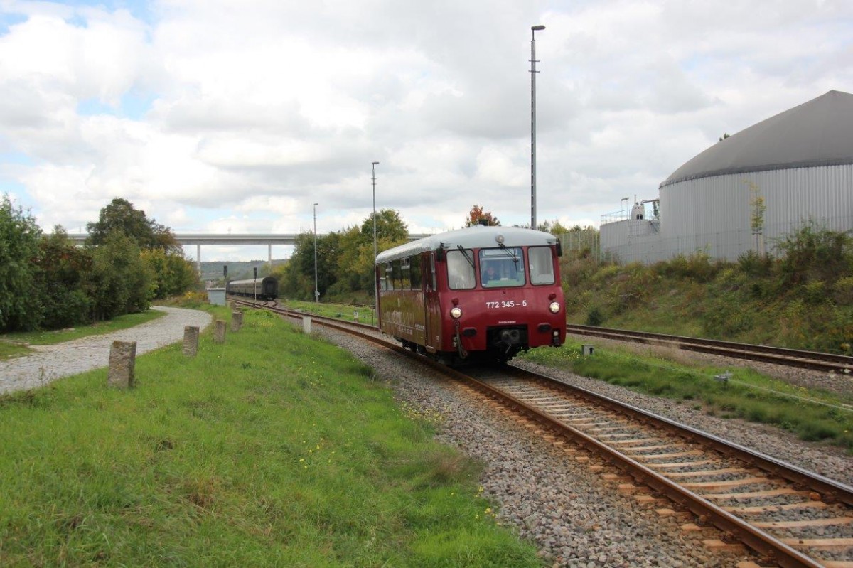 EBS 772 345-5 als Sonderzug nach Freyburg, am 27.09.2015 bei der Bereitstellung in Karsdorf. Anlass war das Finnebahnfest in Laucha. (Foto: Wolfgang Krolop)