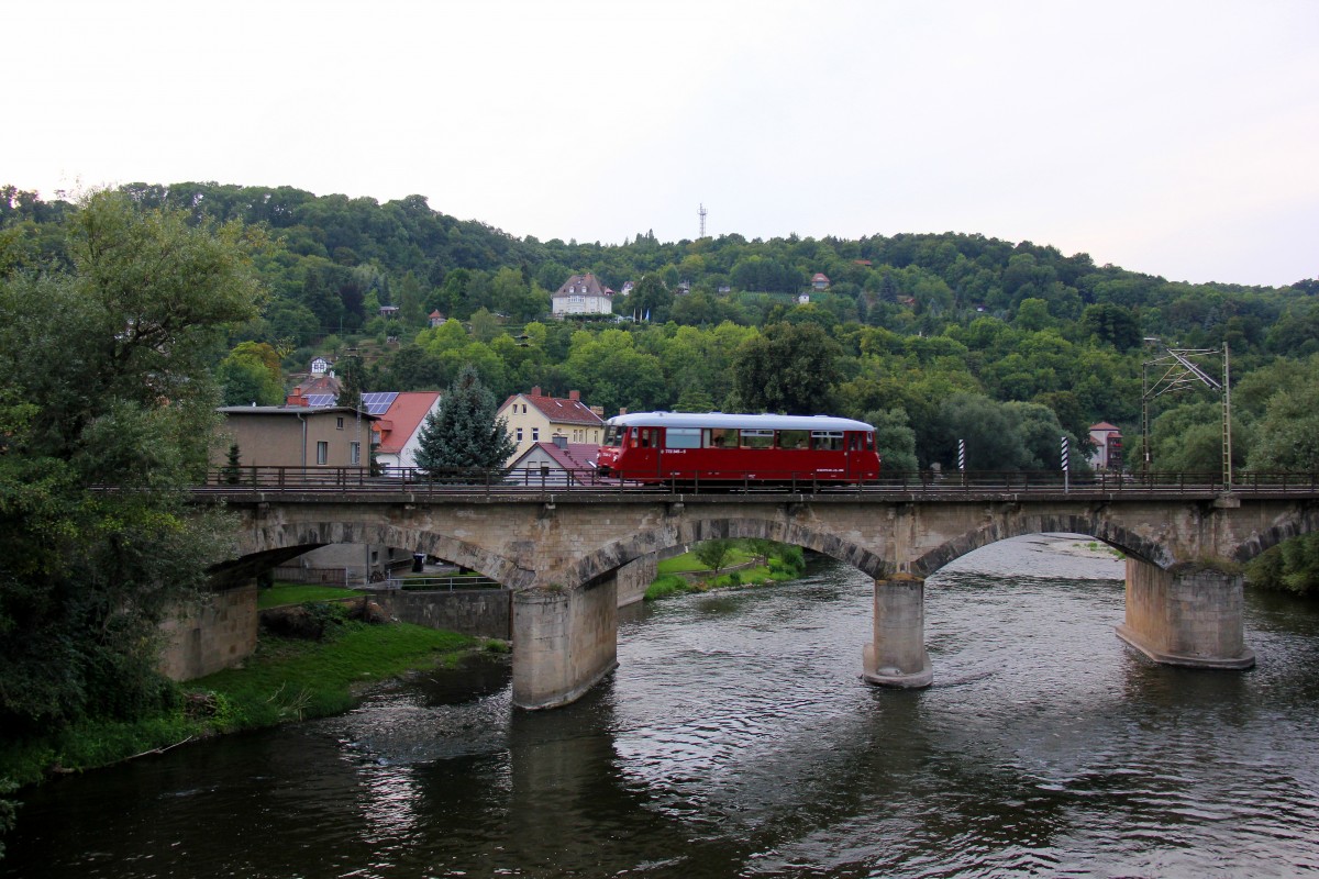 EBS 772 345-5 als  Unstrut-Schrecke-Express  DbZ 92480 auf der abendlichen R�ckfahrt von Erfurt Hbf nach Naumburg Hbf, am 24.08.2013 auf der Saalebr�cke in Bad K�sen. (Foto: Wolfgang Krolop)